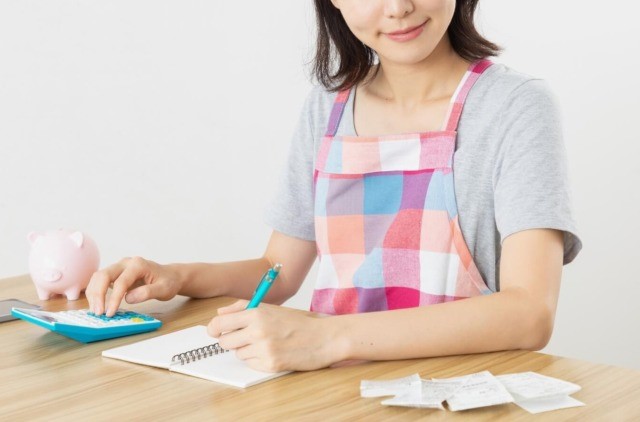 専業主婦が借入額を計算している様子
